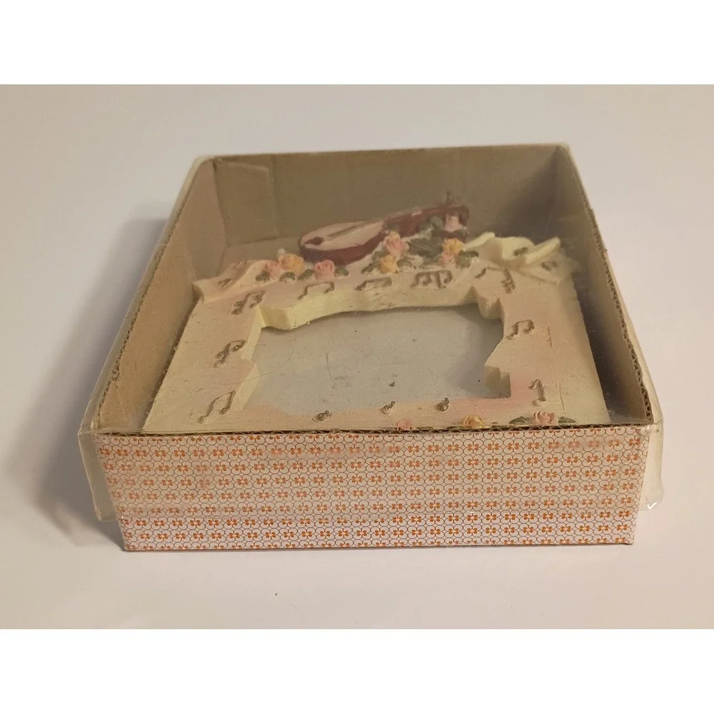 VTG 3D‎ Rustic Banjo & Roses Picture Frame Resin Music Notes Shabby Chic Pastel